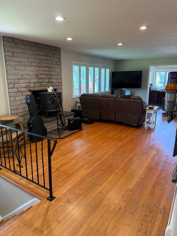 10 South Ledge Rock Road, East Lyme, CT 06357