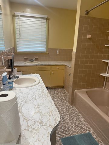 10 South Ledge Rock Road, East Lyme, CT 06357