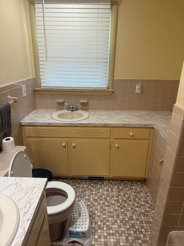 10 South Ledge Rock Road, East Lyme, CT 06357