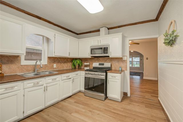 911 Wooding Street, Houston, TX 77011
