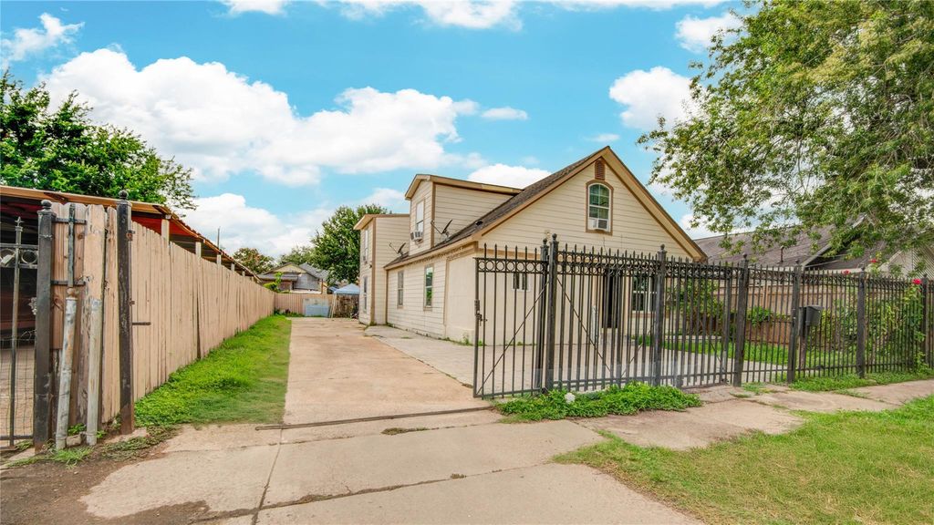 911 Wooding Street, Houston, TX 77011