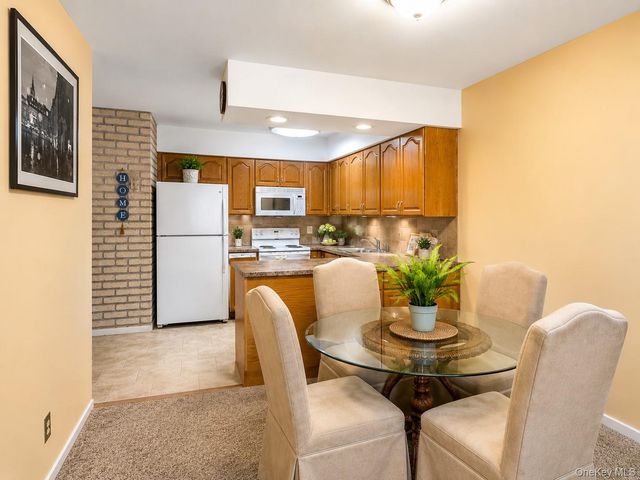 6 Whalers Cove, Babylon, NY 11702