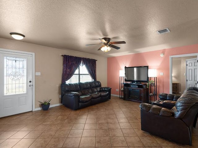 792 County Road 4213, Decatur, TX 76234