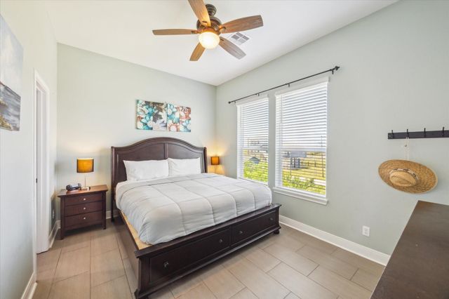 11216 Reagor Way, Galveston, TX 77554