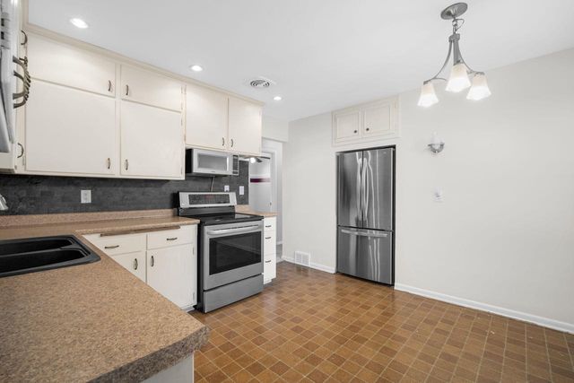 N86W17451 Joss PLACE, Menomonee Falls, WI 53051