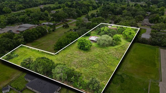 1655 E South Street, Alvin, TX 77511