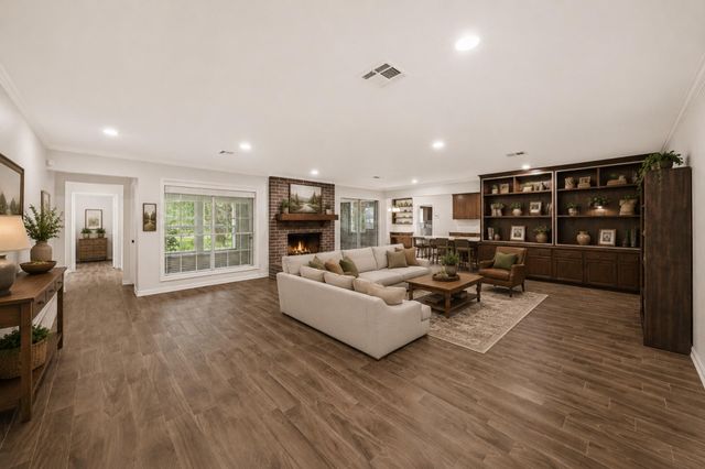 1655 E South Street, Alvin, TX 77511