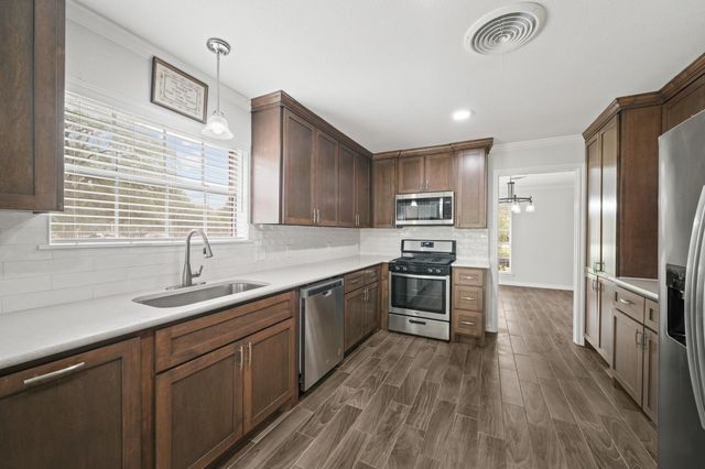 1655 E South Street, Alvin, TX 77511