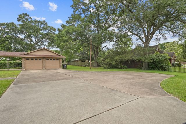 1655 E South Street, Alvin, TX 77511