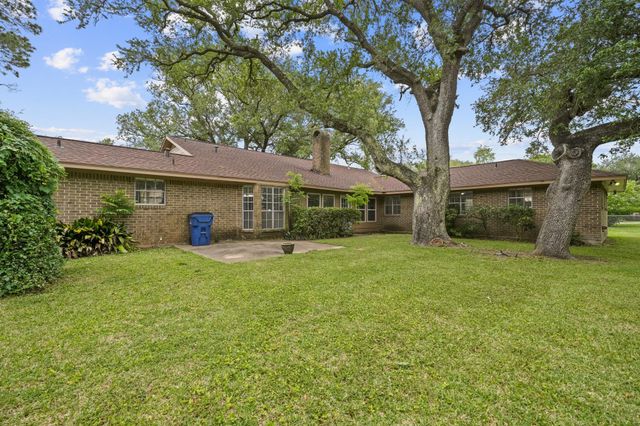 1655 E South Street, Alvin, TX 77511