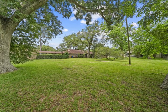 1655 E South Street, Alvin, TX 77511