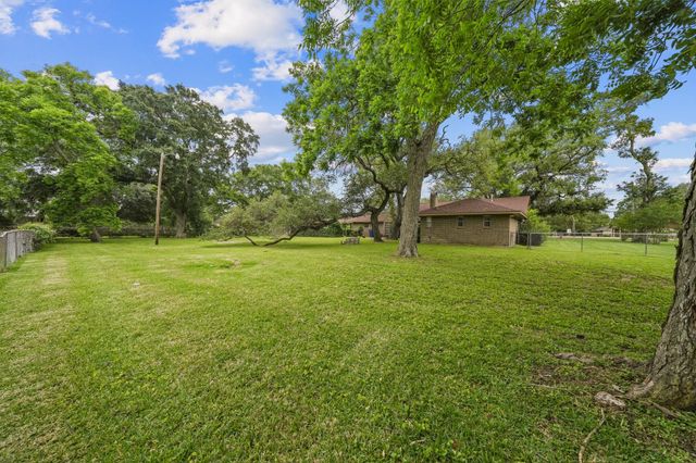 1655 E South Street, Alvin, TX 77511