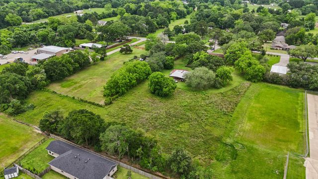 1655 E South Street, Alvin, TX 77511