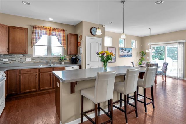 692 Canton Court, Oswego, IL 60543