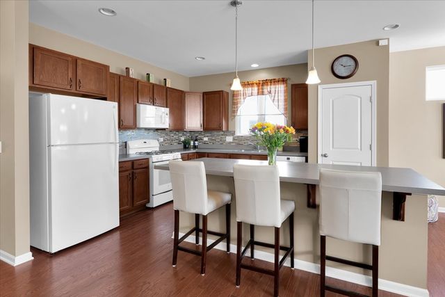 692 Canton Court, Oswego, IL 60543