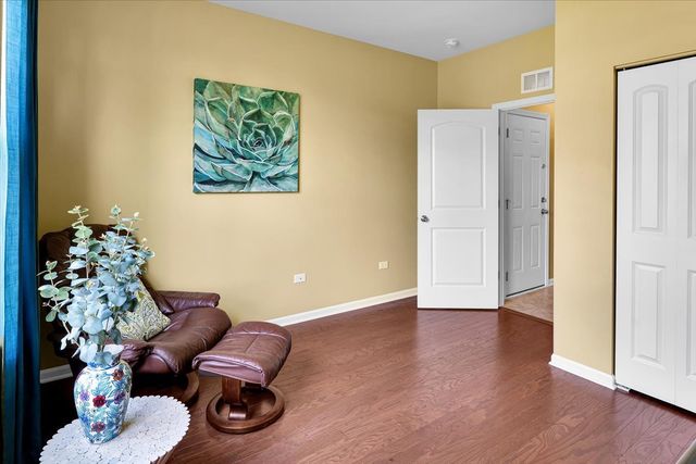 692 Canton Court, Oswego, IL 60543