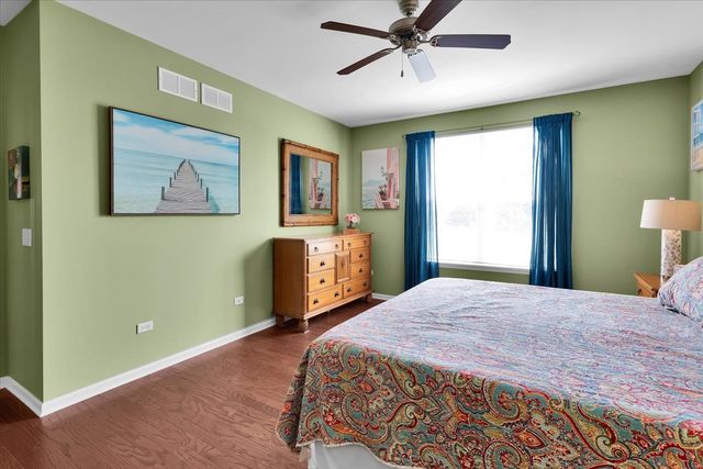 692 Canton Court, Oswego, IL 60543