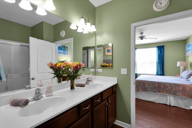 692 Canton Court, Oswego, IL 60543