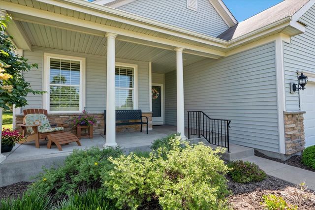 692 Canton Court, Oswego, IL 60543