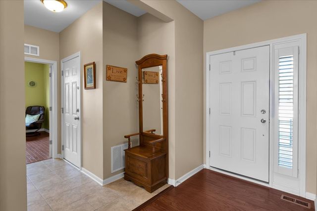 692 Canton Court, Oswego, IL 60543