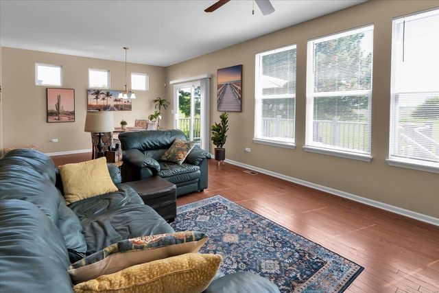 692 Canton Court, Oswego, IL 60543