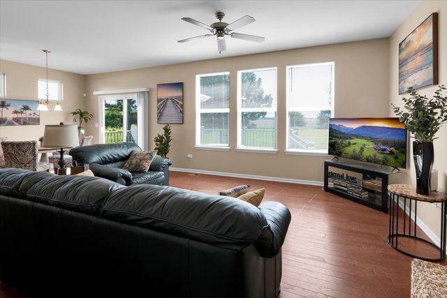 692 Canton Court, Oswego, IL 60543