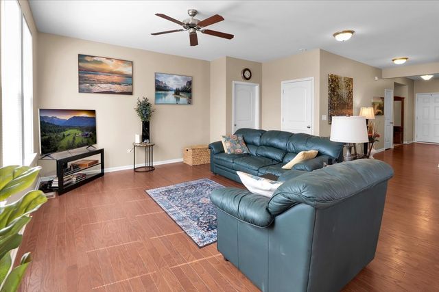 692 Canton Court, Oswego, IL 60543