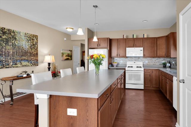 692 Canton Court, Oswego, IL 60543