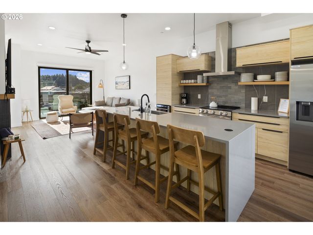 280 Nw Huckleberry St 6, Waldport, OR 97394