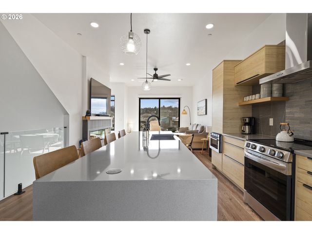 280 Nw Huckleberry St 6, Waldport, OR 97394