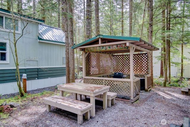 61 Christmas Tree Circle, Deming, WA 98244