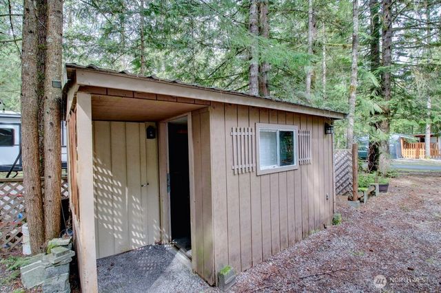 61 Christmas Tree Circle, Deming, WA 98244