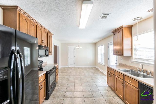 203 Weatherwood Road, Kathleen, GA 31047