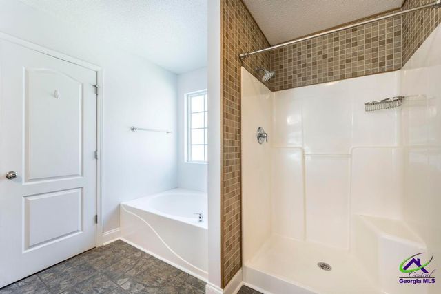 203 Weatherwood Road, Kathleen, GA 31047