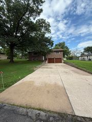 2220 N LAKELAND DR, Columbia, MO 65202