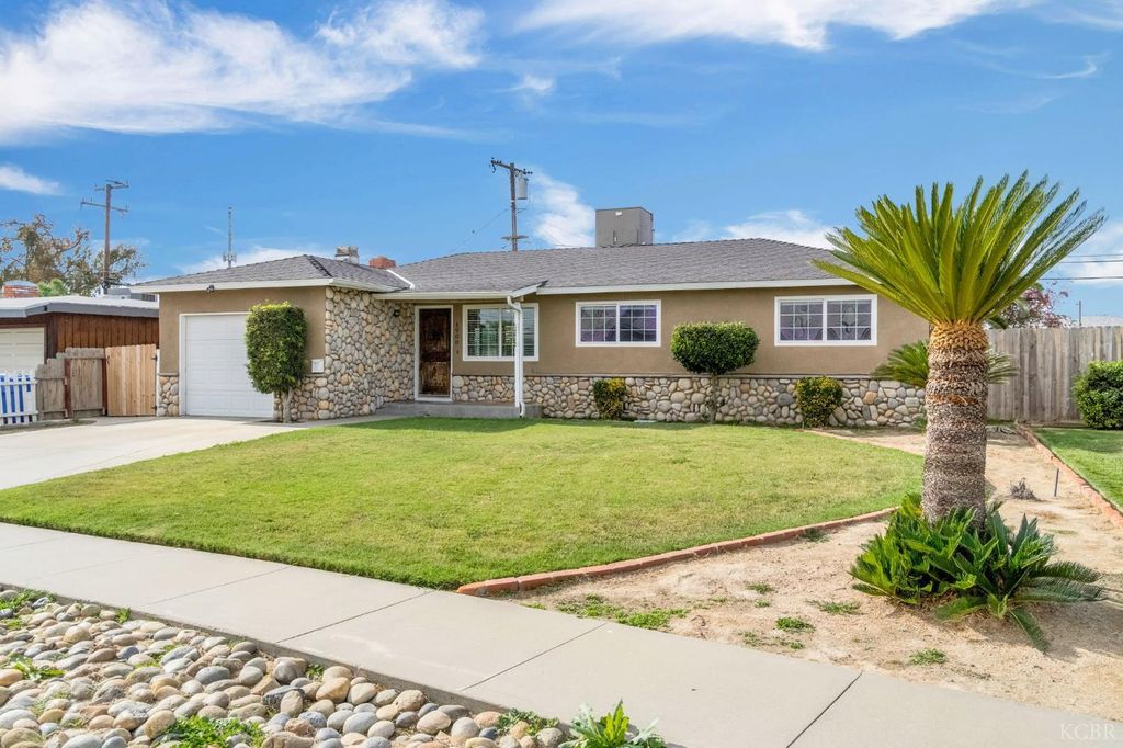 1908 N Waukena Way, Hanford, CA 93230