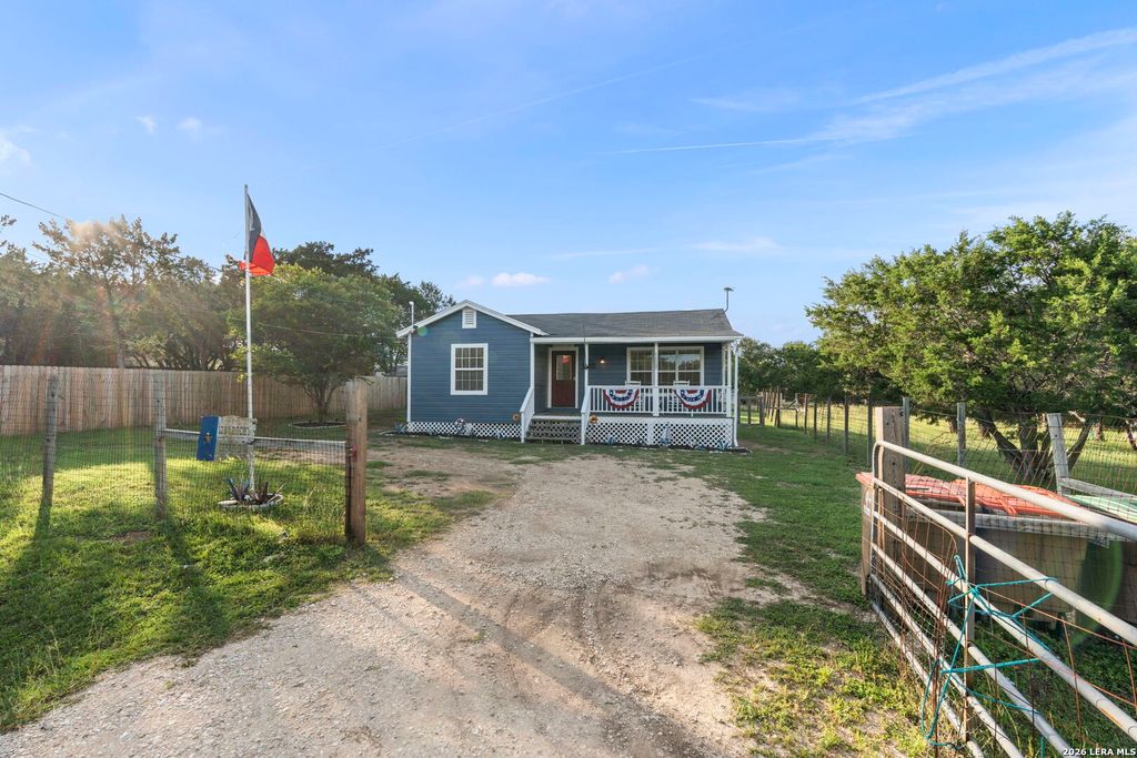 1283 Rocky Creek Dr, Canyon Lake, TX 78133