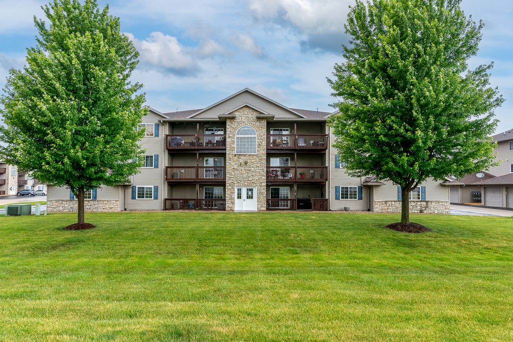 209 E Price Street 301, Eldridge, IA 52748