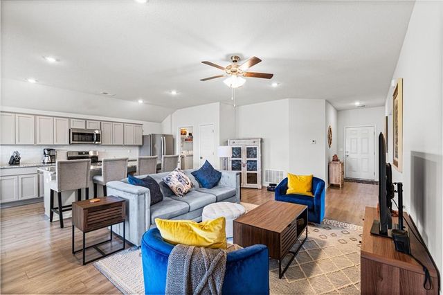 513 SE Carson Drive, Blue Springs, MO 64014