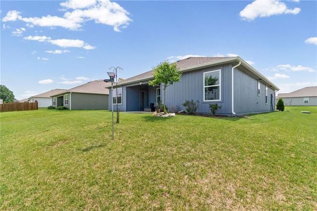 513 SE Carson Drive, Blue Springs, MO 64014