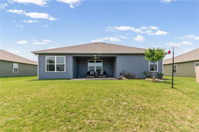 513 SE Carson Drive, Blue Springs, MO 64014