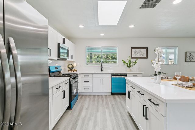 3020 W HARTFORD Drive, Phoenix, AZ 85053