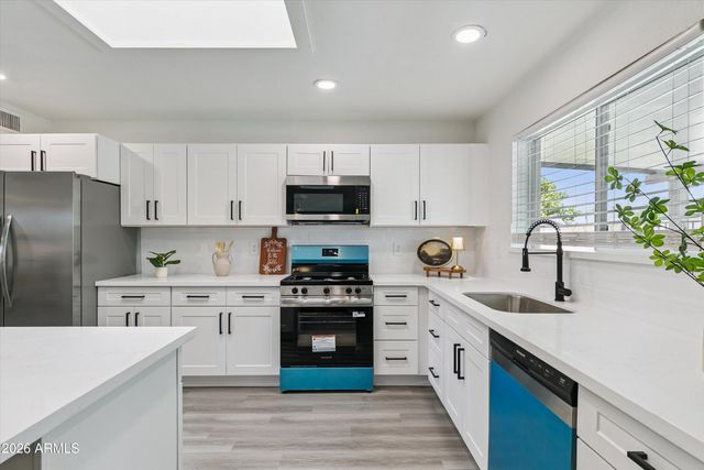 3020 W HARTFORD Drive, Phoenix, AZ 85053
