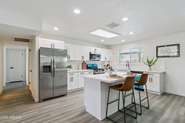 3020 W HARTFORD Drive, Phoenix, AZ 85053