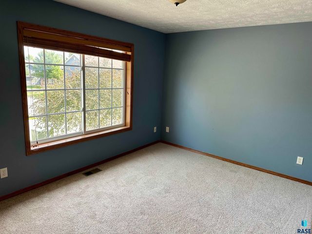 1419 N Conifer Pl Place, Sioux Falls, SD 57107