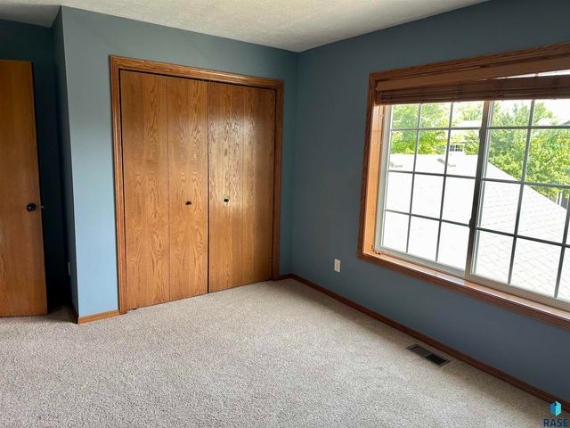 1419 N Conifer Pl Place, Sioux Falls, SD 57107