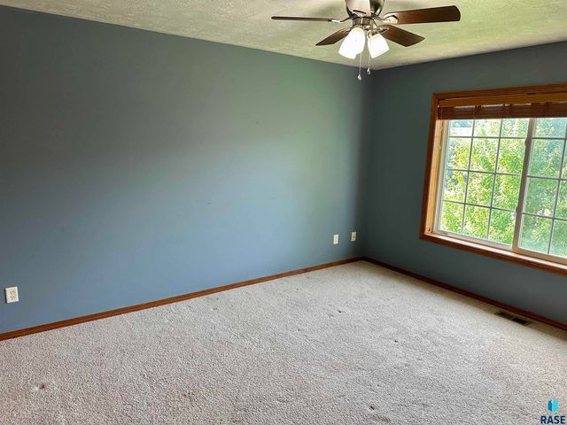 1419 N Conifer Pl Place, Sioux Falls, SD 57107