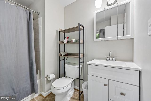 8561 DELLWAY LN, Vienna, VA 22180