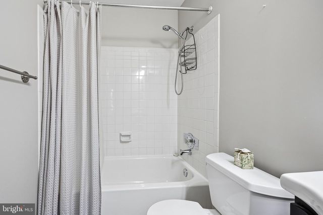 8561 DELLWAY LN, Vienna, VA 22180