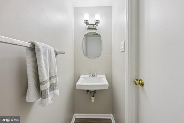 8561 DELLWAY LN, Vienna, VA 22180